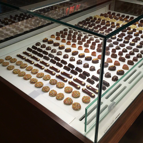 Chilled display case KUBo for chocolates from JORDAO.