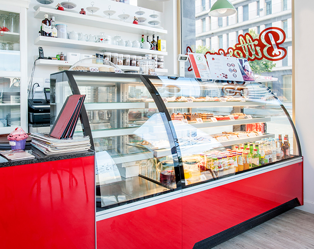 VISTA chilled diplay cases with curved front glass from JORD&Atilde;O.